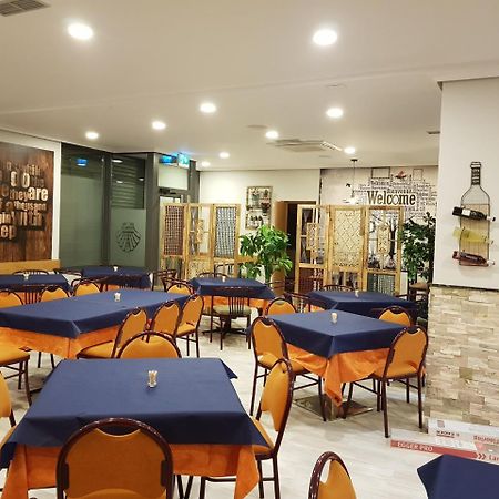 Hostal Restaurante El Abuelo Trobajo Del Camino Exteriör bild