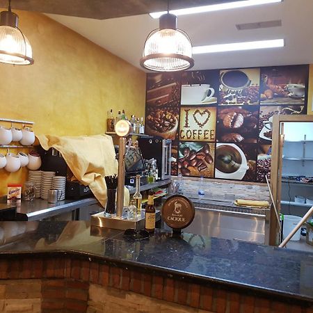 Hostal Restaurante El Abuelo Trobajo Del Camino Exteriör bild