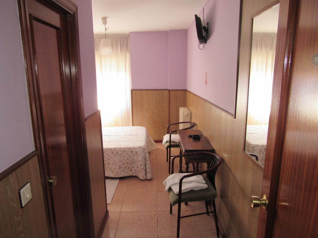 Hostal Restaurante El Abuelo Trobajo Del Camino Exteriör bild