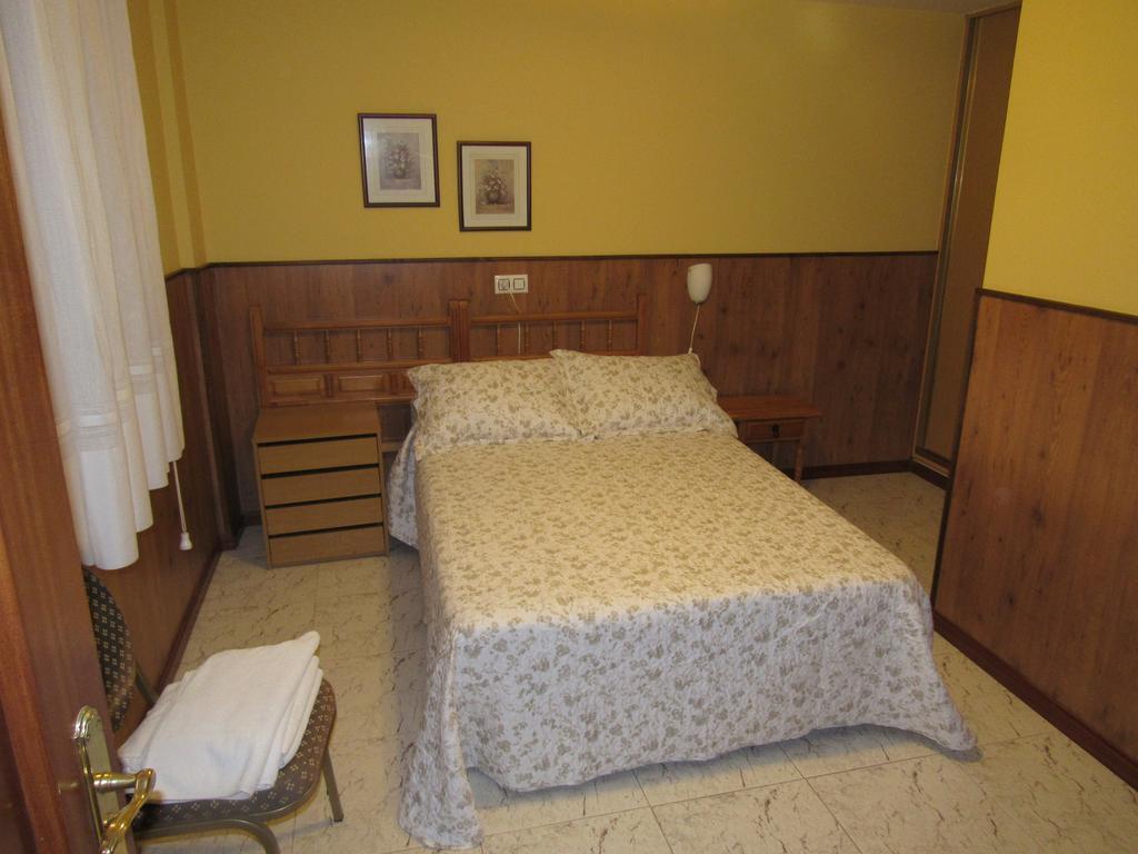 Hostal Restaurante El Abuelo Trobajo Del Camino Exteriör bild