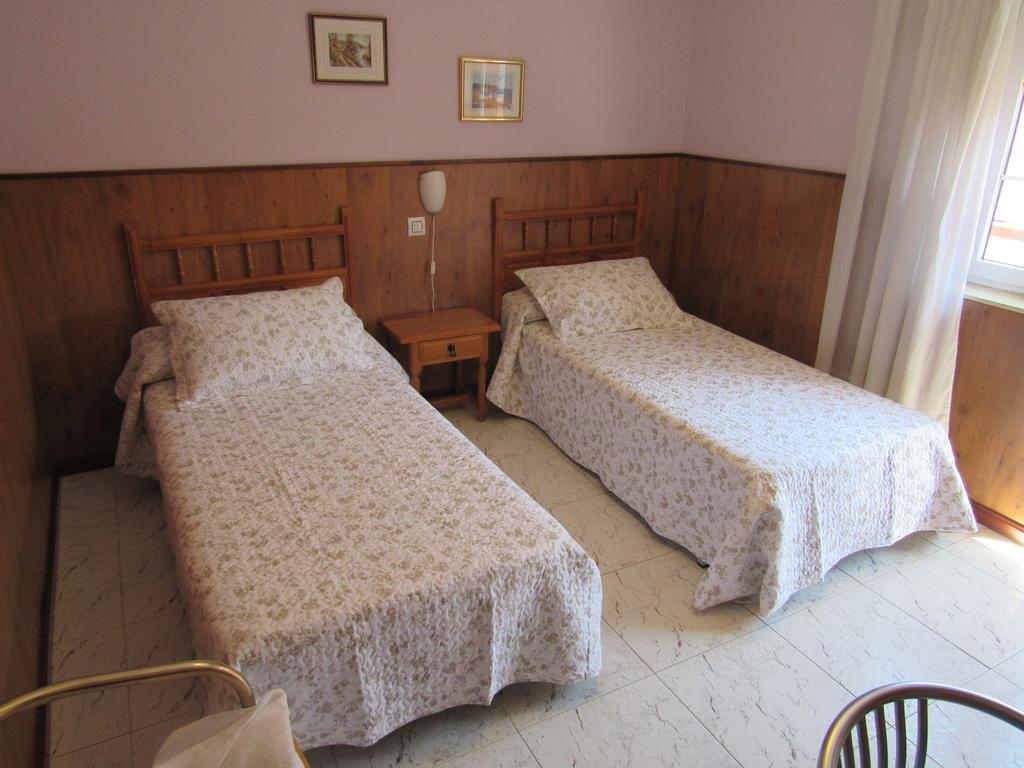 Hostal Restaurante El Abuelo Trobajo Del Camino Exteriör bild