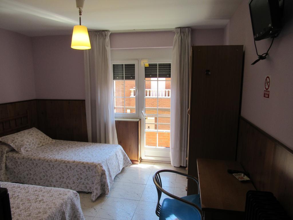 Hostal Restaurante El Abuelo Trobajo Del Camino Exteriör bild