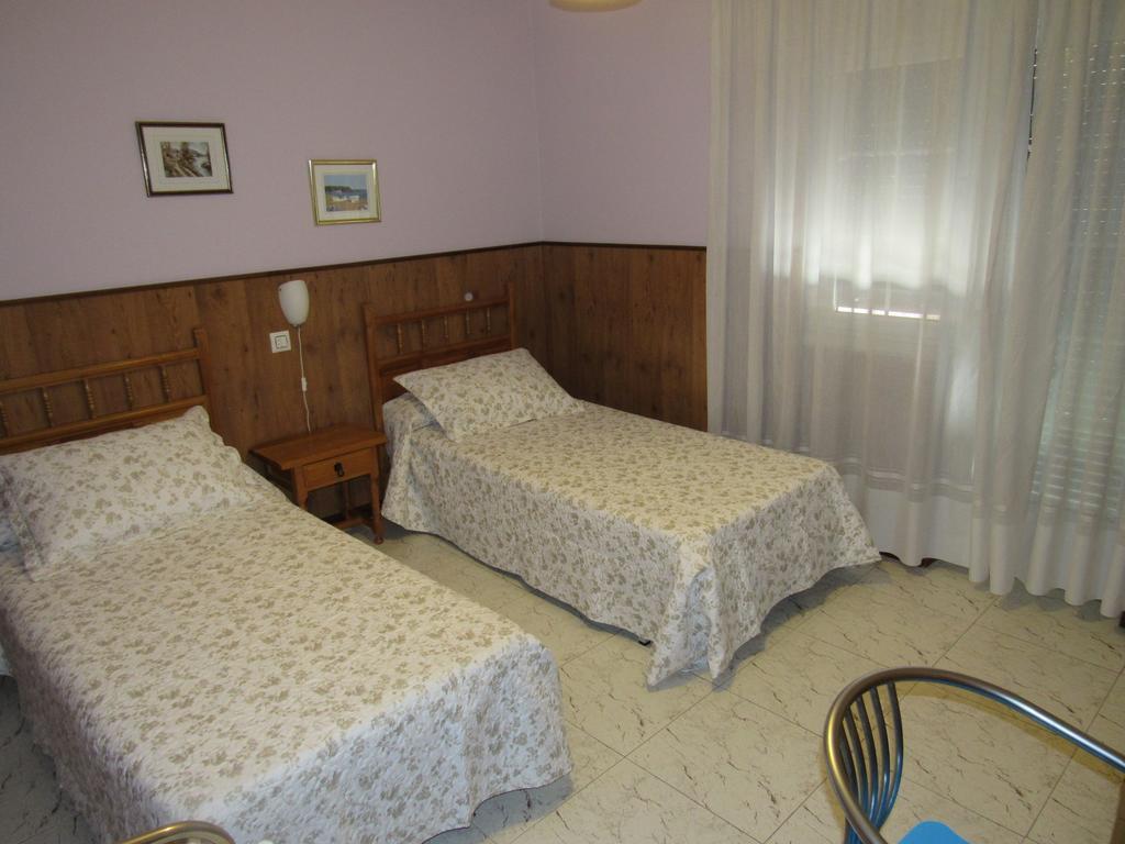 Hostal Restaurante El Abuelo Trobajo Del Camino Exteriör bild