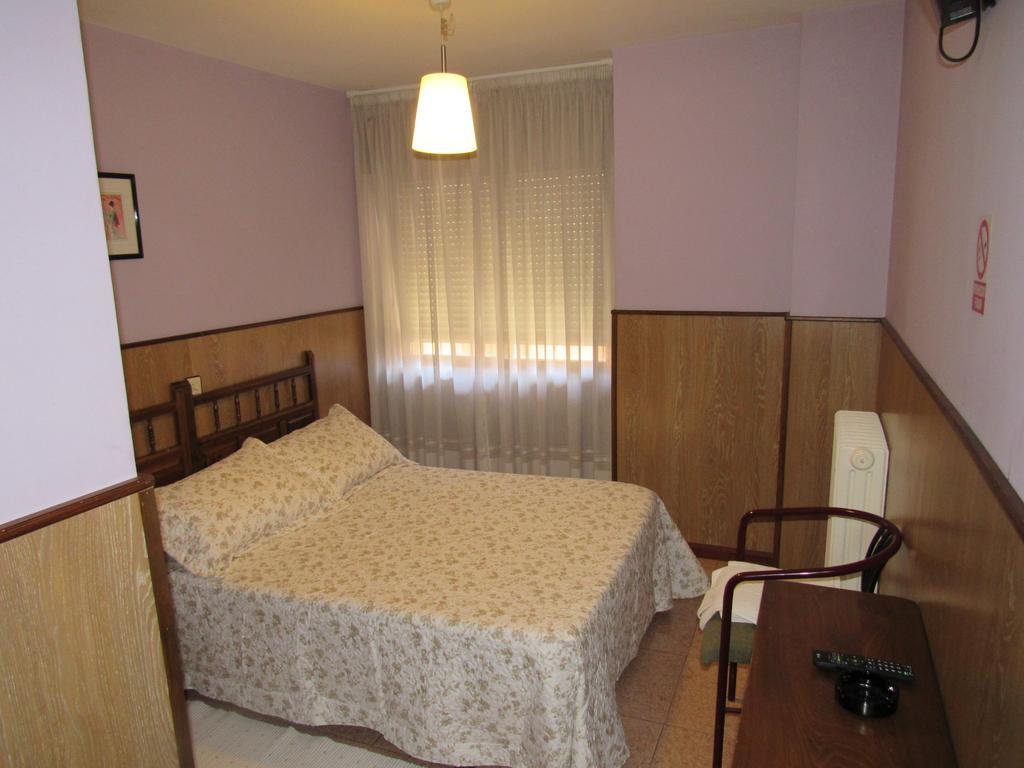 Hostal Restaurante El Abuelo Trobajo Del Camino Exteriör bild
