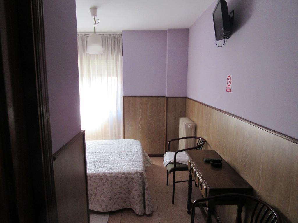 Hostal Restaurante El Abuelo Trobajo Del Camino Exteriör bild