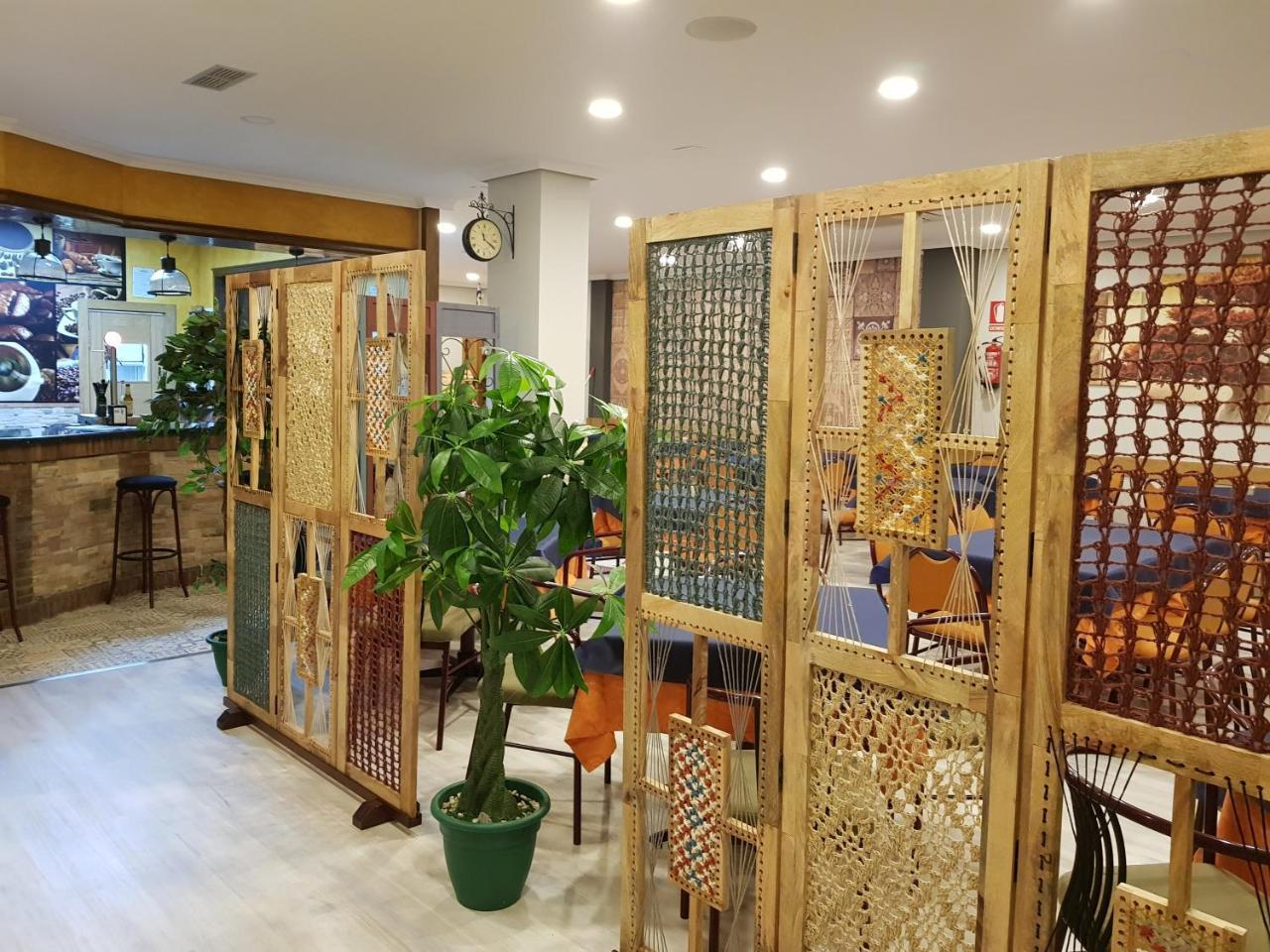 Hostal Restaurante El Abuelo Trobajo Del Camino Exteriör bild