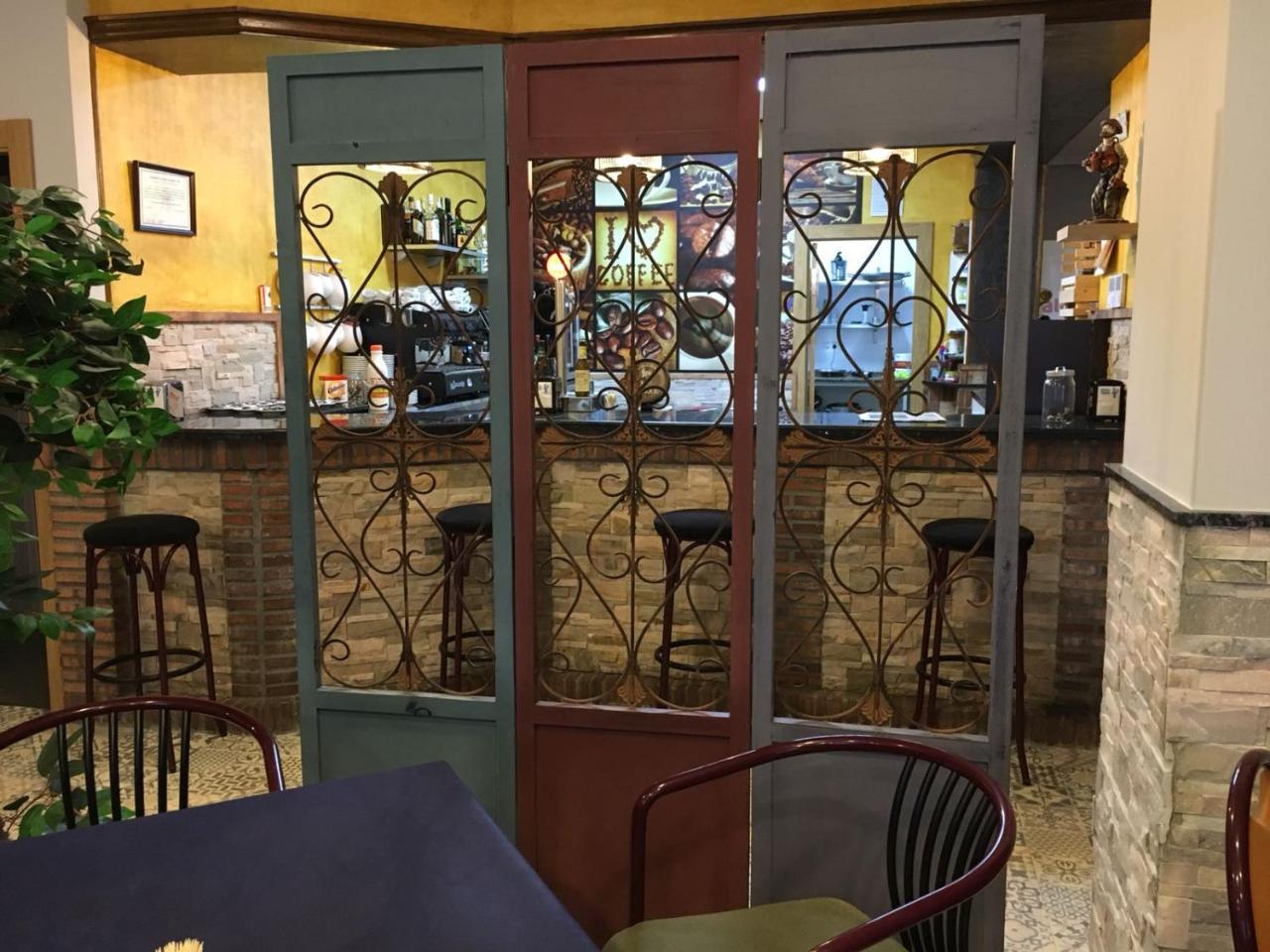 Hostal Restaurante El Abuelo Trobajo Del Camino Exteriör bild
