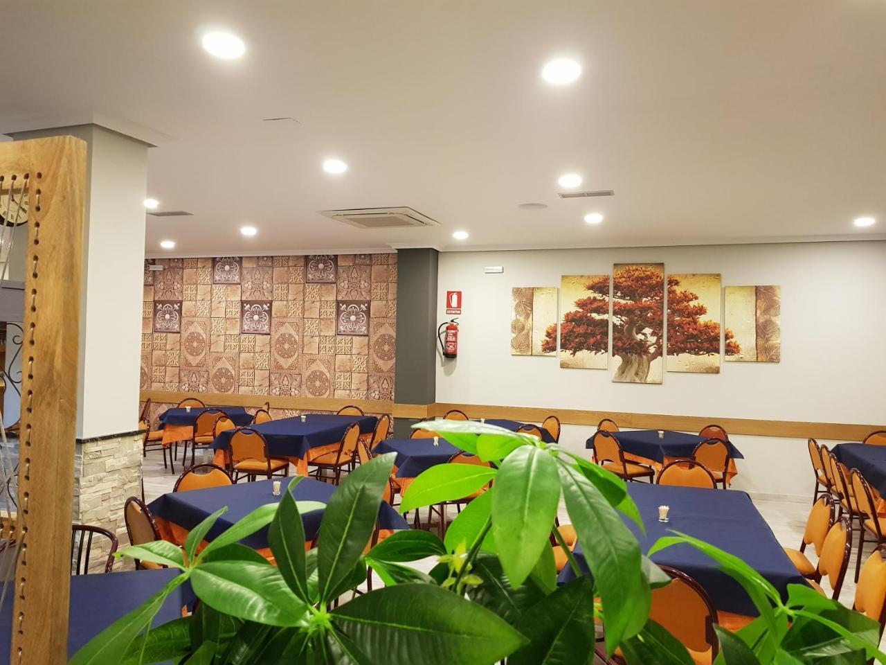 Hostal Restaurante El Abuelo Trobajo Del Camino Exteriör bild